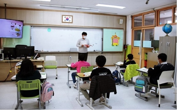 이상헌 당포초 3학년 통합반 선생님이 교육하는 모습. 사진 당포쵸교 제공