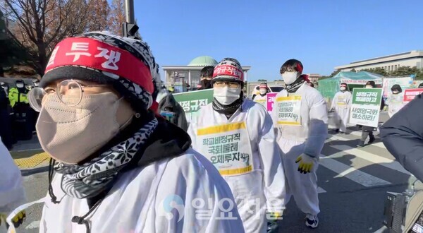 국회 앞에서 진행되는 오체투지 행진 [강윤선 기자]