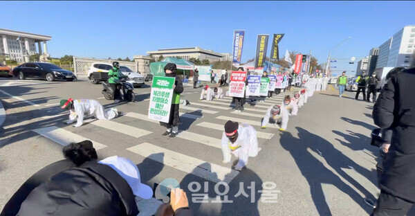 전국교육공무직본부의 오체투지 행진 [강윤선 기자]
