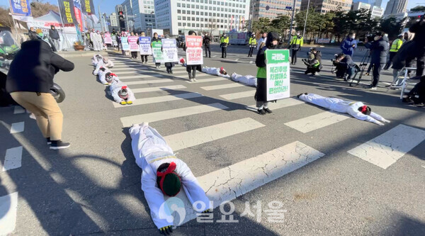 전국교육공무직본부의 오체투지 행진 [강윤선 기자]