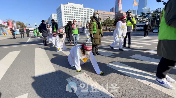 전국교육공무직본부의 오체투지 행진 모습 [강윤선 기자]
