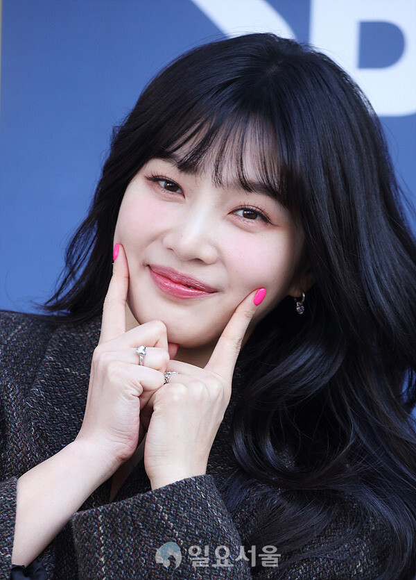 IS포토] 레드벨벳 조이, 볼 터치부터 하트 '남심저격 3종' 포즈 < 연예포토 < 포토 < 기사본문 - 일요서울i