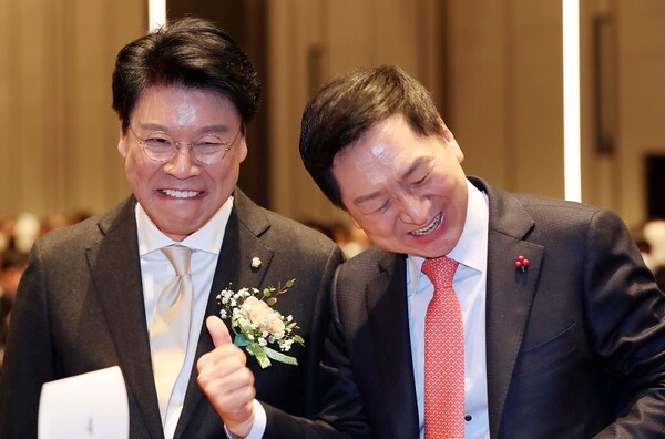 웃고 있는 김기현-장제원 의원. 뉴시스