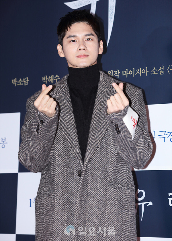 [IS포토] 옹성우, 쌍하트 투척한 유령 VIP시사회