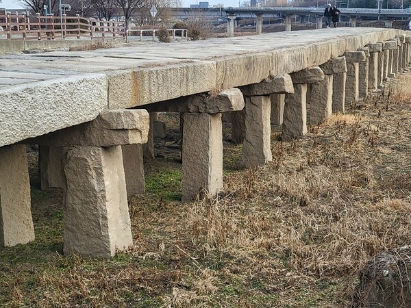 조선시대 세운 가장 긴 다리인 살곶이 다리와 살곶이 다리 구부재.(사진=김경은 여행작가)