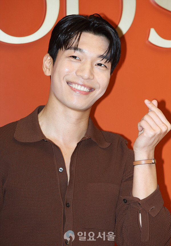 [IS포토] 위하준, 수줍은 하트 '부끄부끄~'