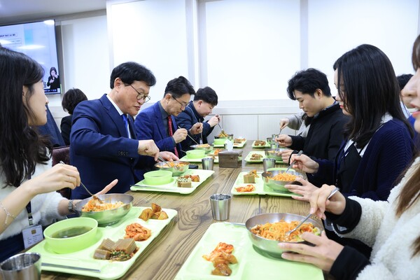 김대권 수성구청장을 비롯한 간부 공무원들은 채식의 날 운영에 참여해 수성구청 구내식당에서 채식을 하고 있다.