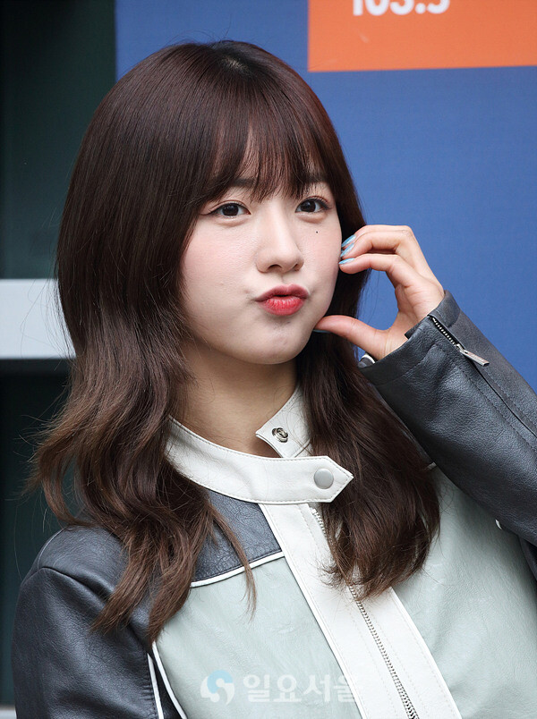 IS포토] 에이핑크 윤보미, '뽀~옴~익'! < 연예포토 < 포토 < 기사본문 - 일요서울i