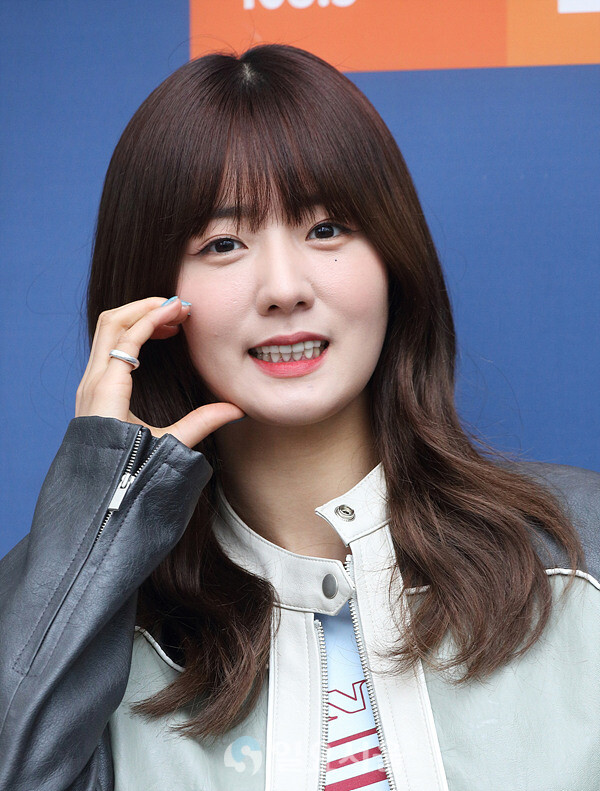 IS포토] 에이핑크 윤보미, '뽀~옴~익'! < 연예포토 < 포토 < 기사본문 - 일요서울i