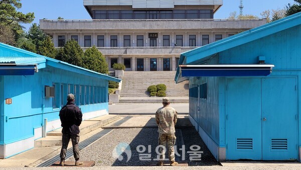 북한 지역 판문각이 정면에 보인다. 국군과 유엔군이 북한을 향해 경계를 서 있다. [이창환 기자]