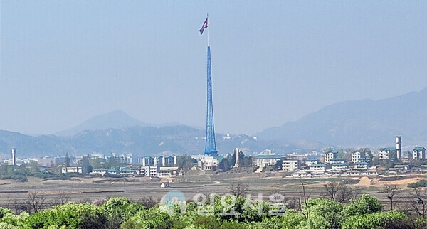 북한의 최남단 민통선 내부 기정동 마을 한가운데 북한 지역임을 의미하는 인공기가 타워 꼭대기에 매달려 있다. 인공기 넓이는 약 120평으로 평시에는 무거워 잘 펼쳐지지 않고 강한 바람이 불 때면 확인할 수 있다고 한다. [이창환 기자]