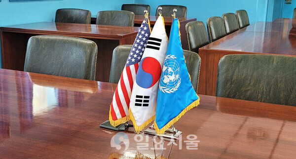 군정위 회의실(T2) 내부 회담 테이블. [이창환 기자]