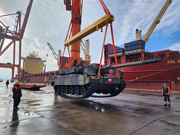 폴란드 그드니아 항구에 도착한 K2 전차 모습 [뉴시스]