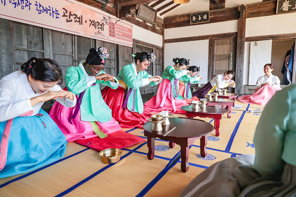 영남대학교가 올해 성년의 날을 맞아 외국인 유학생을 대상으로 한국의 전통 성년식인 관례(冠禮)·계례(笄禮) 체험 행사를 가졌다.
