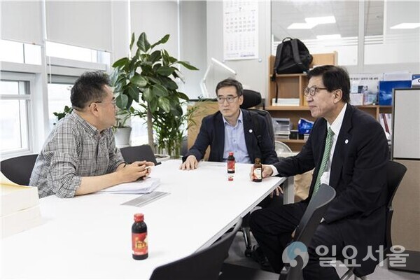 박형준 부산시장이 기재부 관계자와 이야기를 나누고 있다.(사진제공=부산시)