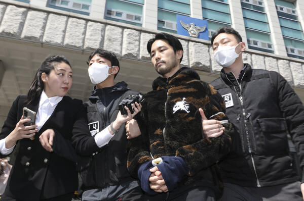 '강남 납치·살해 사건'의 피의자로 구속된 용의자 3인조 중 이경우(36)가 지난 4월9일 오후 서울 강남구 수서경찰서에서 검찰로 구속 송치되고 있다. [뉴시스]