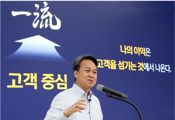  진옥동 신한금융지주 회장이 3일 신한라이프 본사에서 특강을 진행하고 있다. [제공 : 홍보팀]