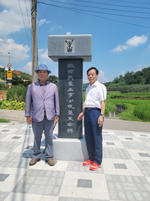 이완영 전 의원이 이우석 불교연합회 회장(좌측)과 수륜면 면장을 역임한 조부의 공덕비에서 기념촬영을 하고 있다.