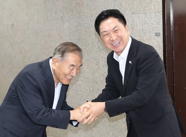 김기현 대표와 이재오 위원장, 뉴시스