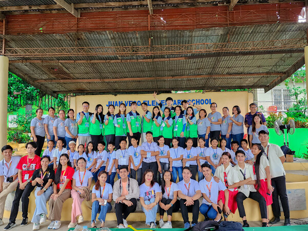 필리핀 교육봉사 참가자 단체 사진(대구대 학생, 현지 대학, 코티처, 학생, 교사 등). [사진=대구대]