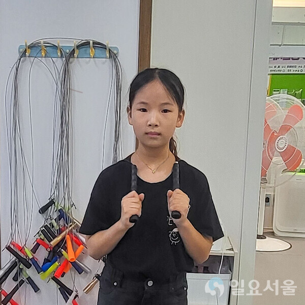 점프드림키즈(어린이스포츠) 학원에서 줄넘기 연습을 하고 있는 김서율.