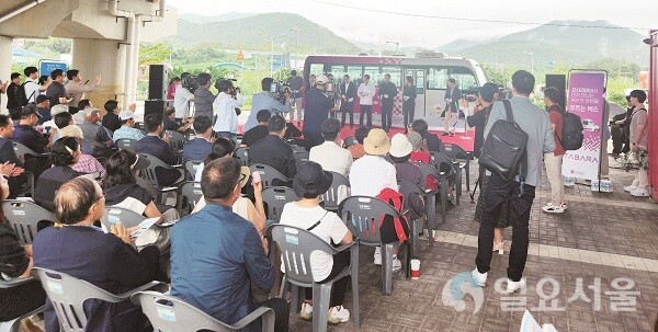 1일 오전 10시, 기장군 동해선 오시리아역에서 부산형 수요응답형(DRT) 버스 '타바라' 개통식을 개최했다.(이예림 기자/ 부산시 제공)