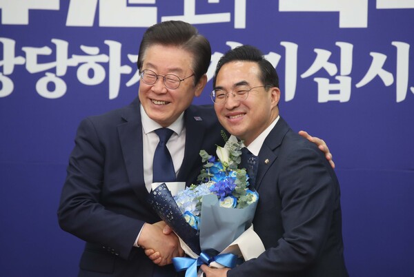 (왼쪽부터) 이재명 더불어민주당 대표, 박홍근 더불어민주당 의원 