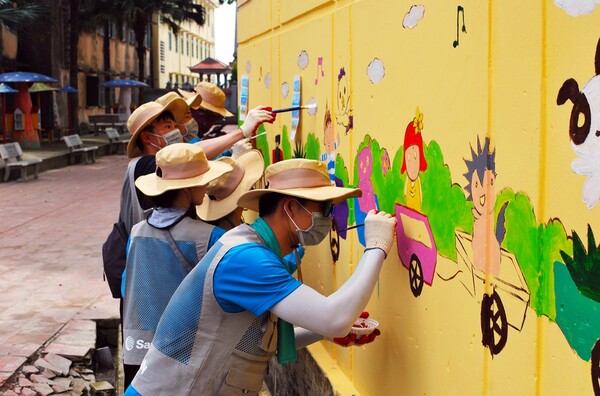 사회공헌_삼천리가 베트남 지역 초등학교에서 외벽을 도색하고 벽화를 그리는 `해외봉사`를 펼치고 있다 [홍보팀]