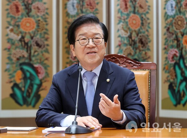 21대국회 전반기 국회의장을 지낸 박병석 의원(대전서구갑)의 22대 총선 출마 여부에 관심이 모아지고 있다.