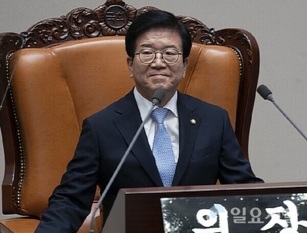 국회의장으로 본회의를 주재하던 박병석 의원