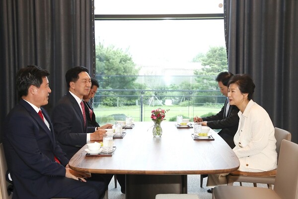 김기현 대표가 박 전 대통령을 찾아 대화를 나누고 있다. 뉴시스