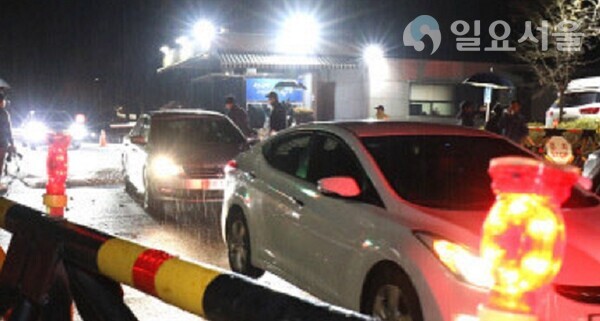 대전 국방과학연구소 연구실 폭발사고 당시 관계자들이 출입을 통제하고 있다.