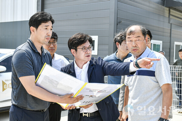 김병수 시장이 통행시장실을 통해 농수로 현장점검에 나섰다