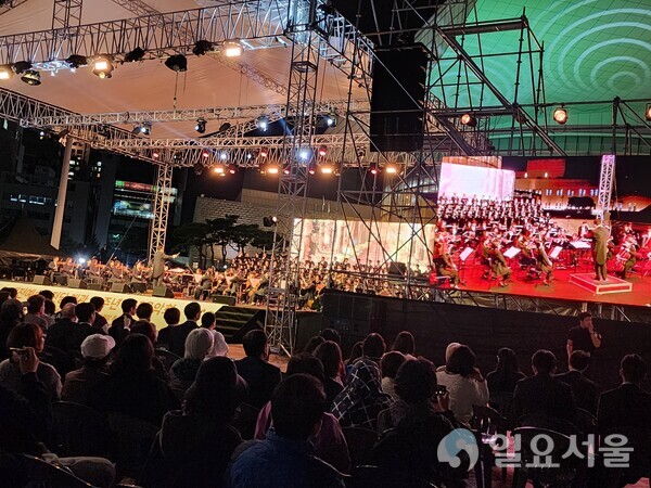 청년 단원들로 구성된 '대전시민교향악단'이 기념음악회에서 연주를 펼치고 있는 모습