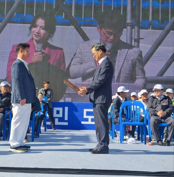김종일  재포영양군향우회 제25대 회장(왼쪽)이 2023년 영양군민상을 수상하고 있는 모습