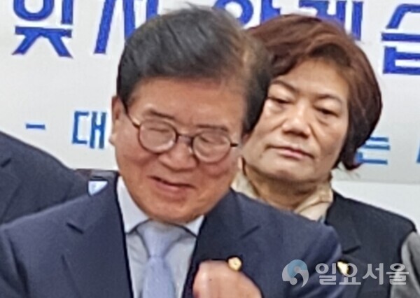 더불어민주당 대전서갑 박병석 의원이 총선 불출마 회견 중지지자들이 울자 울컥하고 있다.