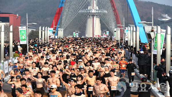 대전엑스포다리 위에서 출발한 맨몸마라톤대회 참가자들.[사진=맥키스컴퍼니]