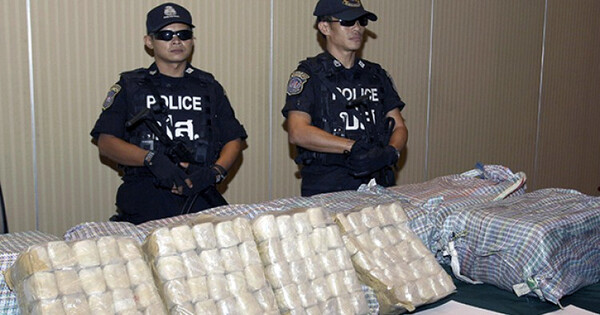 태국 경찰의 마약 적발 모습. [동아시아연구소]