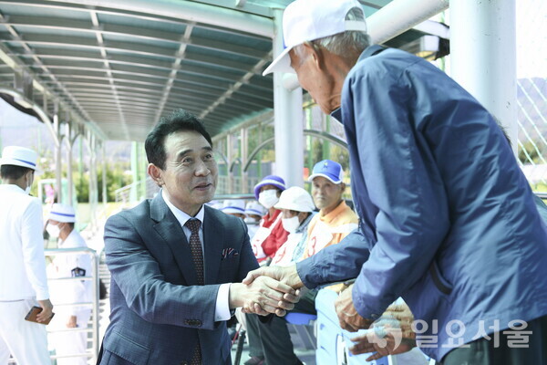 백영현 포천시장이 게이트볼대회 참가중인 어르신들에게 인사를 하고 있다.