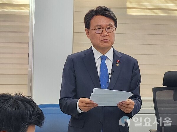 더불어민주당 황운하 의원이 5일 대전시의회 기자실에서 회견문을 낭독하고 있다.[사진=육심무 기자]