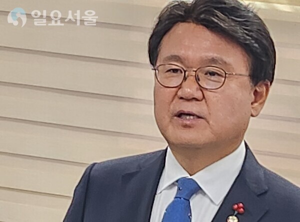 황운하 의원이 내년 총선 제3지대에서 김기현 의원과 맞붙어 정치적 재판을 받고 싶다고 말했다.[사진=육심무 기자]