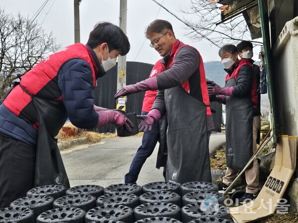 대전관광공사 임직원들이  6일  대덕구 장동 일원 5가구에 '사랑의 연탄나눔’ 봉사활동을 진행하고 있다.[사진=이재희 기자]