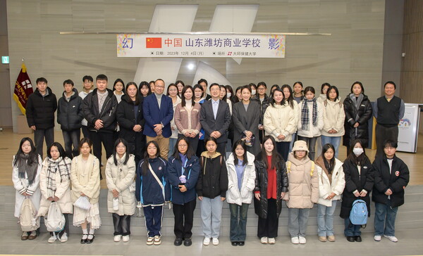 지난 4일 대구보건대학교 연마관 국제회의실에서 중국 산동유방상업학교 학생들이 오리엔테이션에서 기념촬영을 하고 있다.