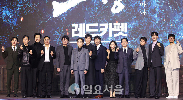 영화 노량 : 죽음의 바다 VIP 시사회 레드카펫 행사에 참석한 김한민 감독과 주요출연배우들