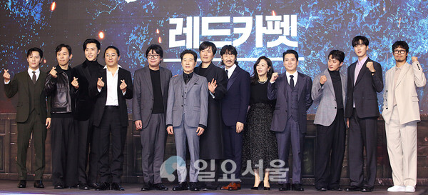 영화 노량 : 죽음의 바다 VIP 시사회 레드카펫 행사에 참석한 김한민 감독과 주요출연배우들