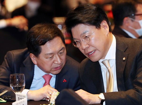 불출마선언한 장제원 의원과 불출마 압박을 받고 있는 김기현 전 대표. 뉴시스
