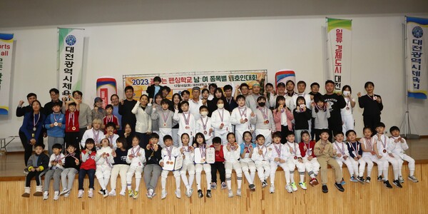  '2023 꿈꾸는 펜싱학교 하반기 동호인대회’가 지난 16일 대전대학교 맥센터에서 개최됐다.