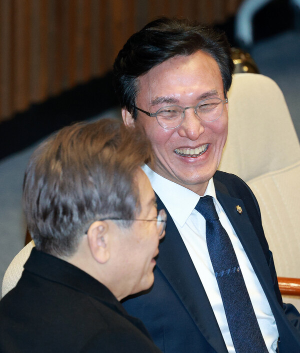 대화나누는 이재명 대표와 김민석 의원. 뉴시스