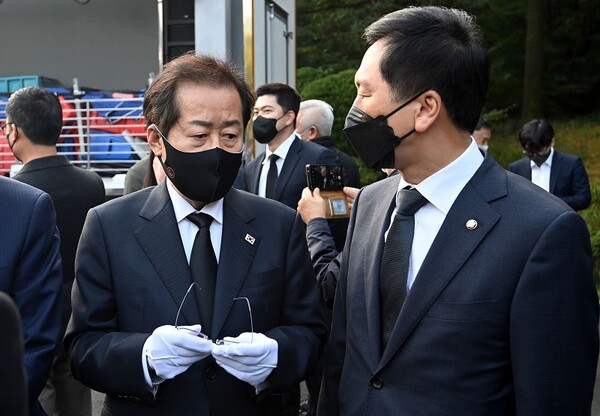 홍준표 시장과 김기현 대표 시절 대화를 나누고 있다. 뉴시스