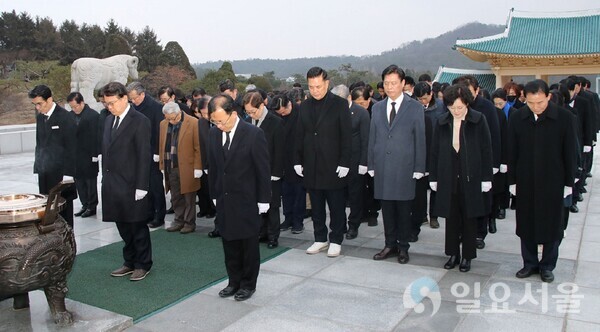 더불어민주당 대전시당 당원들이 2일 오전 대전현충원을 찾아 참배하고 있다.[사진 = 이재희 기자]